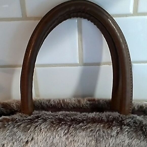 Bath and Bodyworks Weaved Furry Hand Bag. - Picture 4 of 7